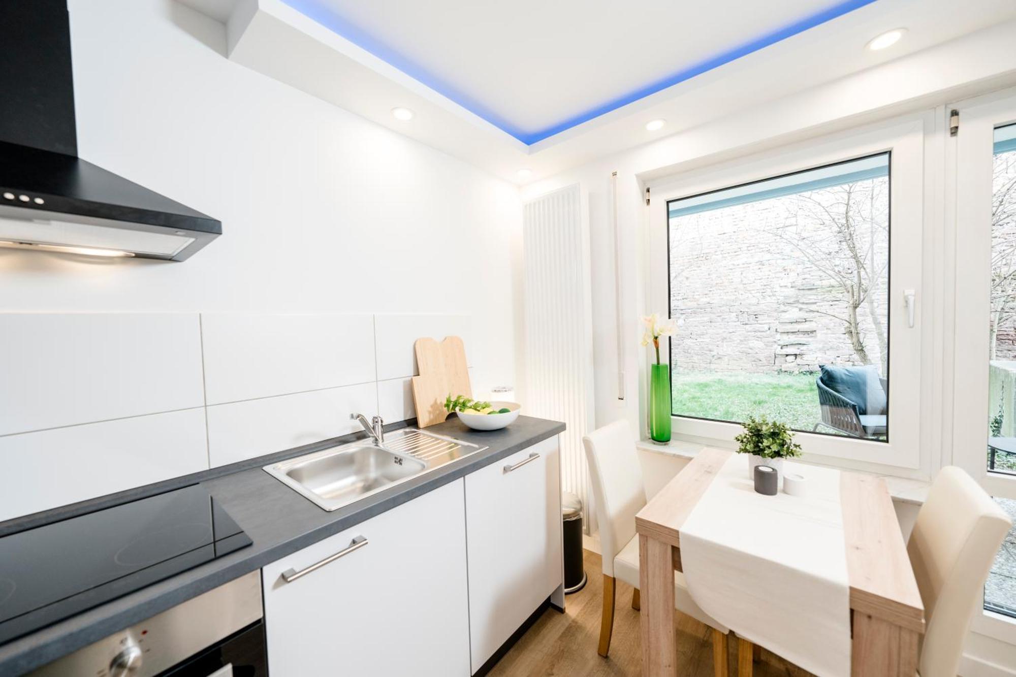 Bellabene Modernes Studio Apartment In Zentraler Lage Mit Terrasse, Parkplatz, Smarttv Pforzheim Bagian luar foto