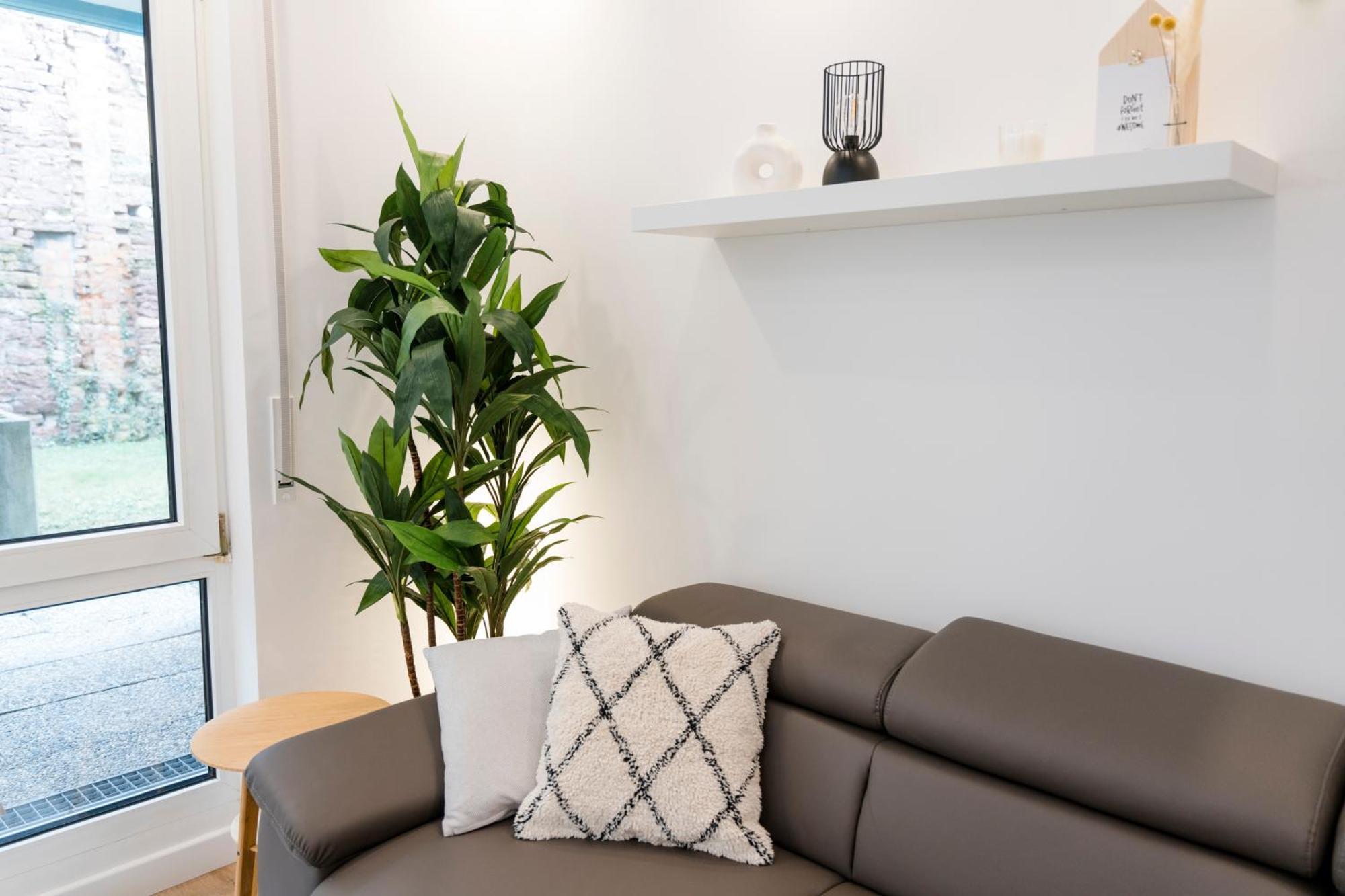 Bellabene Modernes Studio Apartment In Zentraler Lage Mit Terrasse, Parkplatz, Smarttv Pforzheim Bagian luar foto