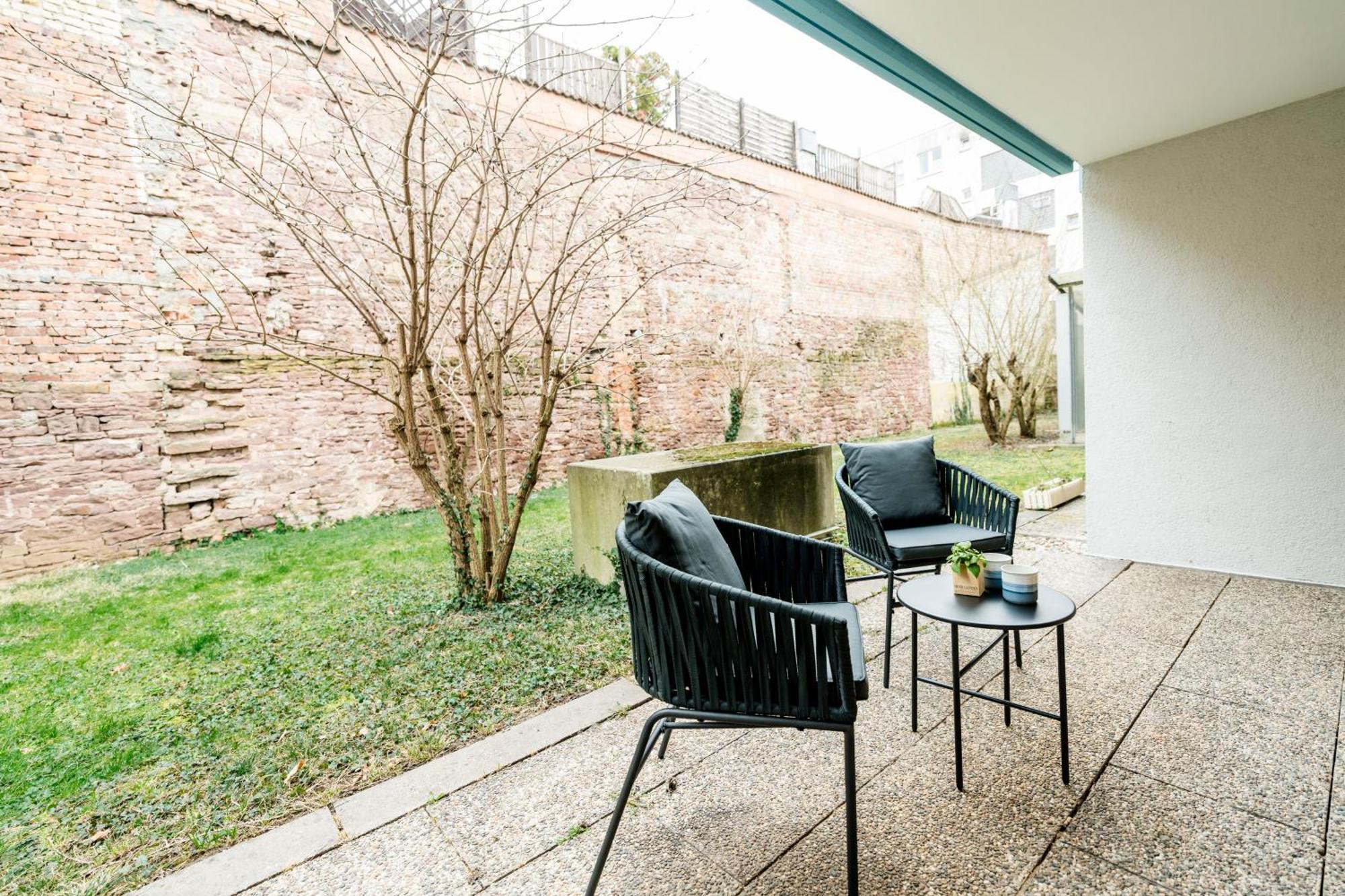 Bellabene Modernes Studio Apartment In Zentraler Lage Mit Terrasse, Parkplatz, Smarttv Pforzheim Bagian luar foto